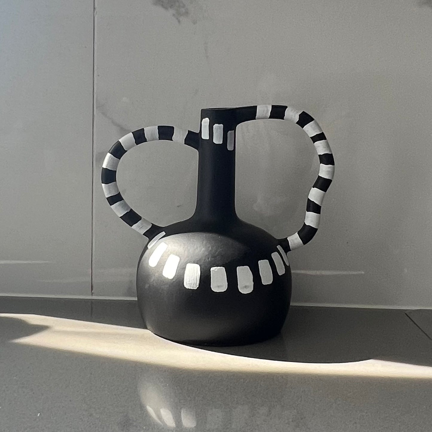Urja Tribal Modern Vase/Ves