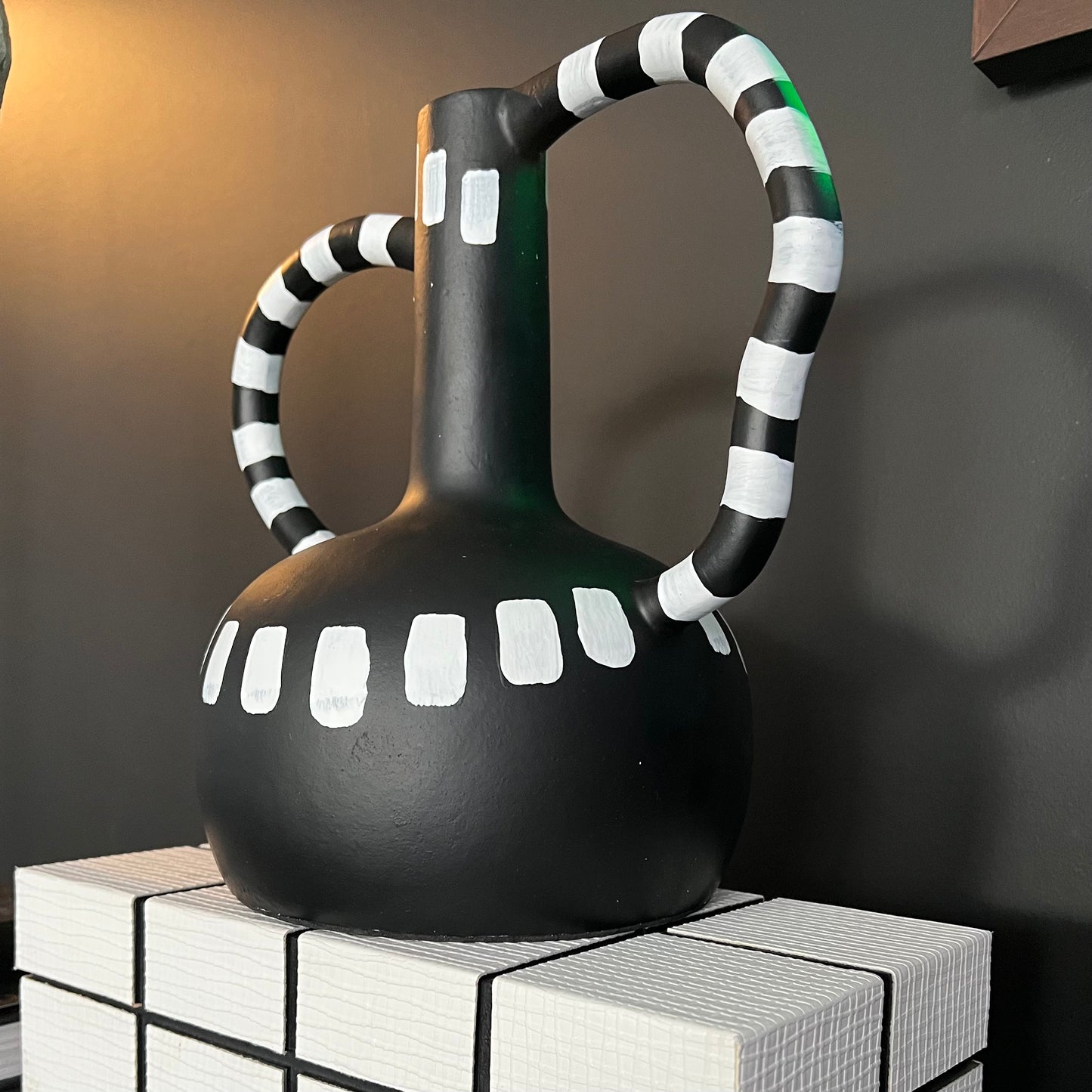 Urja Tribal Modern Vase/Ves
